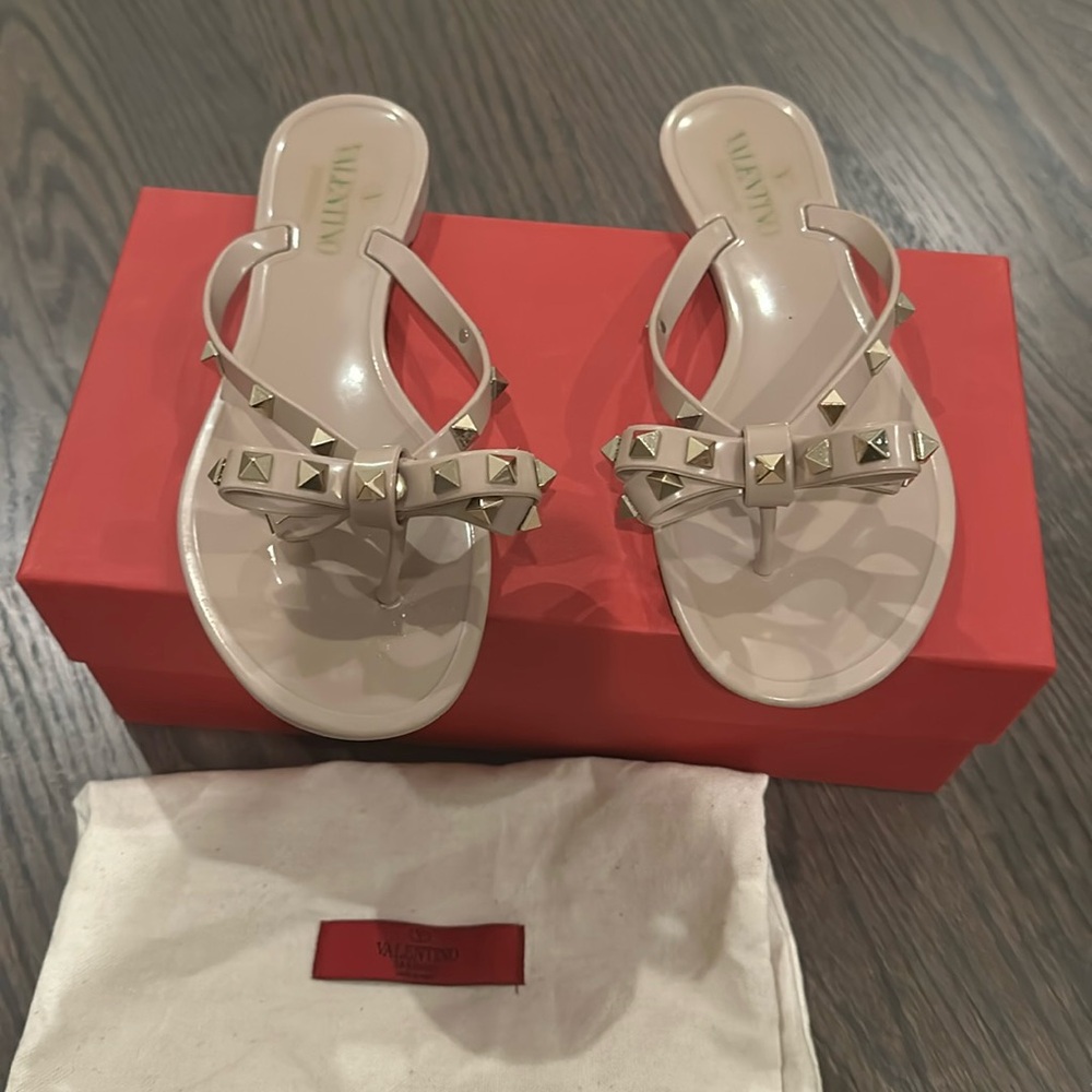 Valentino Garavani Rockstud Bow Thong Sandals in Beige